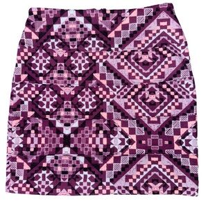 Geometric patterned skirt